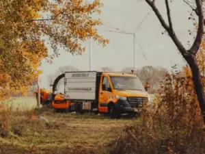 kipper-fahrzeug-in-der-natur